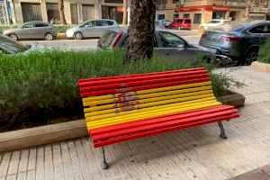 Alzira instala un banco con los colores de la bandera de España para conmemorar el 12 de Octubre