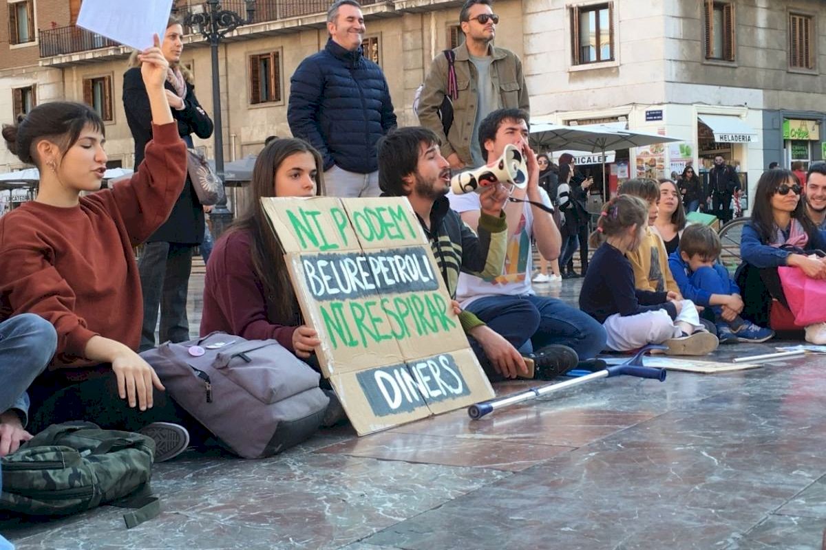 Los estudiantes de Valencia convocan una huelga por la emergencia climática y contra la ampliación del Puerto