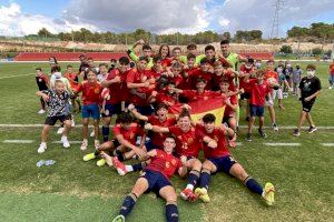 Los jugadores de la selección española de fútbol sub 17 celebrando su triunfo ante Holanda en La Nucía
