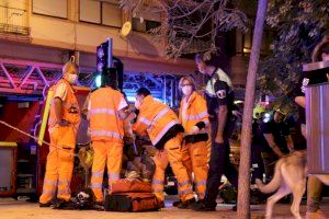 Cinco heridos, entre ellos un bombero, en un pavoroso incendio en Alicante