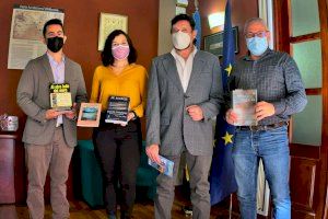 El escritor JF March dona sus libros a la Biblioteca Pública Municipal de Alboraya