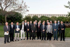 Arquitectos técnicos que han recibido la Distinción de Oro junto al presidente de CAATIE Valencia y representantes institucionales