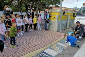 La Vall d’Uixó pinta pictogramas en los pasos de peatones para mejorar la seguridad en los colegios