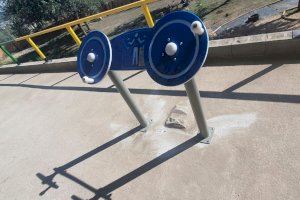 El Ayuntamiento instala juegos biosaludables en el Polideportivo Municipal