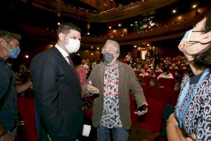 La joventut estudiantil de Gandia es troba amb l’escriptor Jordi Serra i Fabra al Teatre Serrano
