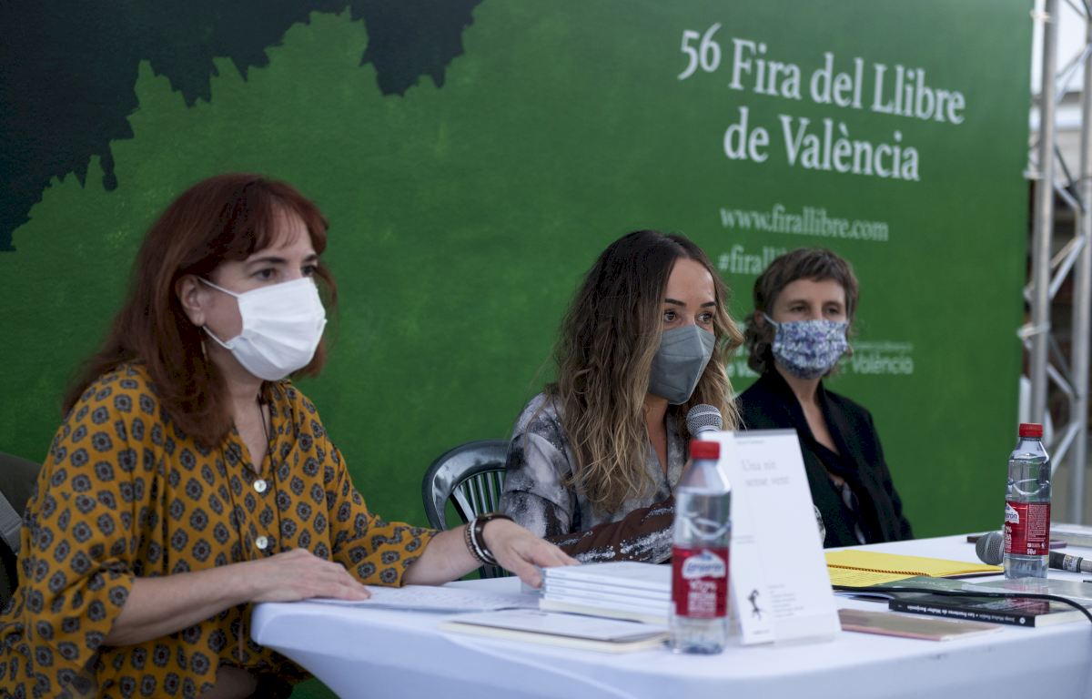 Las ganadoras en las categorías de narrativa y de poesía en valenciano, Rosa Sanchis i Mercè Claramunt