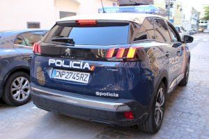 Tira del domicili familiar a la seua dona i filla a València després d'agredir-les