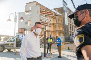 El alcalde califica como “un acontecimiento histórico” el inicio del derribo del Hotel de Arenales del Sol