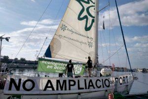 Arriba a València el veler d'Ecologistes en Acció per manifestar-se contra l'ampliació del port