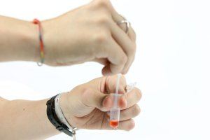La UV repartirá kits que detectan la droga en la bebida para que las estudiantes puedan utilizarlo