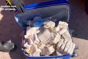 La Guardia Civil detiene a un varón que circulaba con casi 200 tabletas de hachís por la AP-7