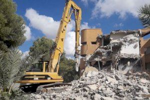 Trabajos de demolición de los edificios de Llimoner 21 y 23 en Los Palmerales de Elche