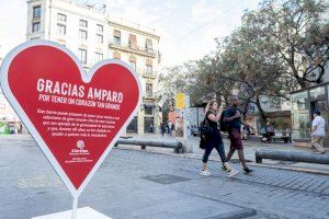 Cáritas Valencia cumple 60 años e instala 60 corazones en las calles en homenaje a sus voluntarios y benefactores