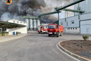 Dos bomberos heridos en el incendio de una granja avícola en Sinarcas