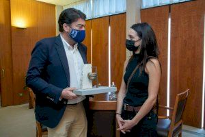 El alcalde Luis Barcala y la artista Natalia Ferro, durante su entrevista en el Ayuntamiento.