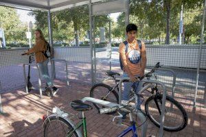 Més de cent persones ja tenen accés als pàrquings vigilats per a bicicletes i patinets de l'UJI