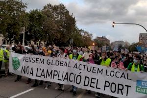 Miles de personas se manifiestan en contra de la ampliación del Puerto de Valencia
