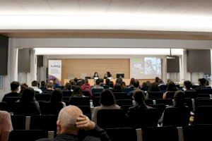Raquel Lanseros cierra el congreso internacional sobre poesía femenina española del siglo XX "Las puertas de mi reino" en la Universidad de Alicante