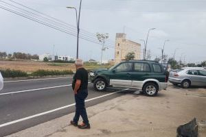 Un vehicle s'empotra contra la porta d'un xalet en la carretera del Port de Borriana