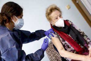 Doble pinchazo para los mayores de 70 en la Comunitat Valenciana: coronavirus y gripe
