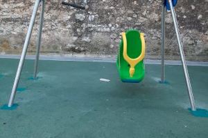 Cabanes instal·la gronxadors accessibles a un parc infantil