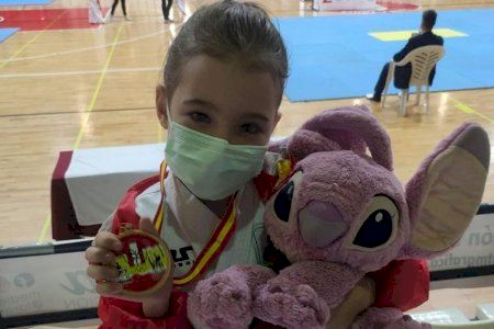 Una xiqueta de Burjassot guanya el campionat internacional de teaekwondo