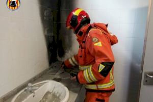 Els bombers actuen en un incendi en els lavabos d'un institut de Silla