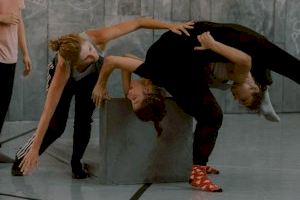 Cultura programa en el Teatre Calderón de Alcoy  la producción propia de danza ‘La mort i la donzella’