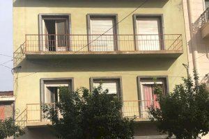 Vecinos, ayuntamiento y policía logran 'desokupar' una vivienda del centro de Callosa