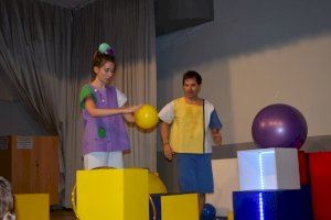 El salón de actos de la Biblioteca Municipal acogió la representación del teatro infantil “Bola”