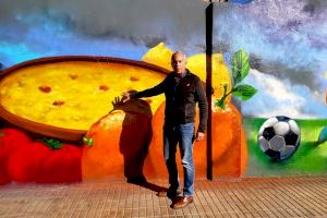 Deportes acondiciona el muro del campo de fútbol de Los Arcos con una obra de los artistas oriolanos José Manuel Rodríguez y Sergio García