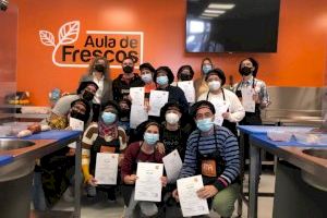 Mari Carmen de España entrega diplomas a los alumnos de los talleres del Aula de Frescos en Mercalicante