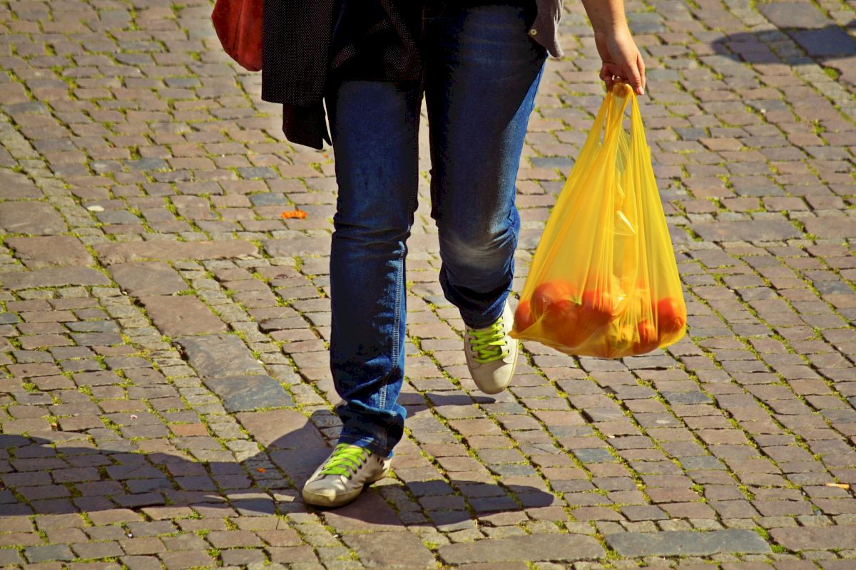 La bolsa de plástico más cara del mundo cuesta 500 euros y es alicantina
