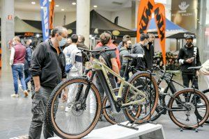 Los Salones de la Moto y la Bici de València abren al público con 120 marcas y actividades sobre dos ruedas