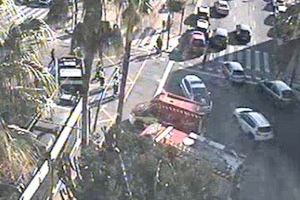 Un tramvia descarrila a València després de xocar amb un cotxe