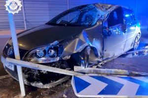 Mor el conductor d'un turisme després de col·lisionar contra un fanal i diversos senyals a Castelló