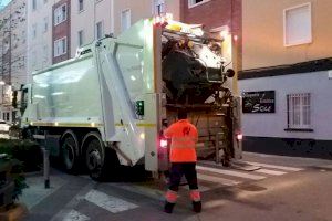 Un camió de recollida de residus del Campello bolca després d'ixir-se'n de la carretera
