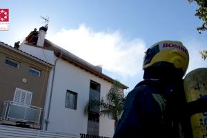 Voraz incendio calcina el tejado de una casa en La Vall d’Uixó