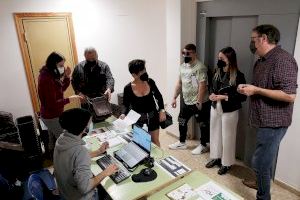 El Ayuntamiento de la Vall d’Uixó inicia el reparto de cubos marrones en los diferentes centro sociales