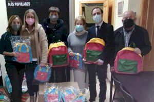 Servicios Sociales y el Centro Socioeducativo “Luis Amigó” reciben mochilas escolares de la Fundación La Caixa