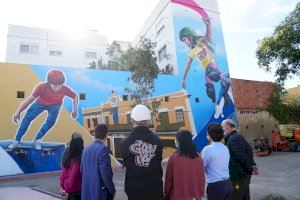 Un mural gigante firmado por los artistas urbanos Mawe y Xemayo ilustrará buena parte del nuevo Parque María Marzo de Burjassot