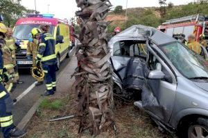 Dos jóvenes resultan heridos en un accidente de tráfico en Sant Joan d'Alacant y tienen que ser rescatados por los bomberos