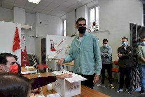 Víctor Camino vota en las primarias de Juventudes Socialistas por el optimismo y recordando a Ernest Lluch