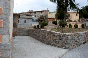 El Ayuntamiento de Onda remodela el jardín de Artesa para mitigar el problema de humedades de la Iglesia