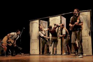 Acrobàcies i música en directe al voltant d'una porta: l'espectacle de circ “Emportats” arriba a la Sala L'Horta