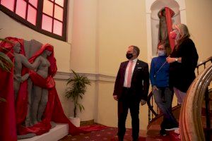 La Diputación tiñe de rojo las esculturas del Palacio Provincial para sensibilizar contra la violencia de género