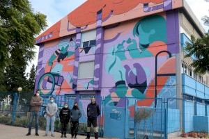 Continua el Festival Més que Murs amb el mural de l'artista Galleta María en la façana del CEIP Ausiàs March de Sagunt