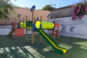 Les xiquetes i xiquets de la Jana estrenen el nou parc infantil