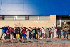 La classe de ciències socials de l'alumnat de 2on de primària del Juan Esteve, es trasllada a les dependències de la Policia Local