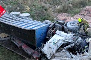 Un camió cau per un barranc a Alacant després de xocar contra un altre en una brutal col·lisió